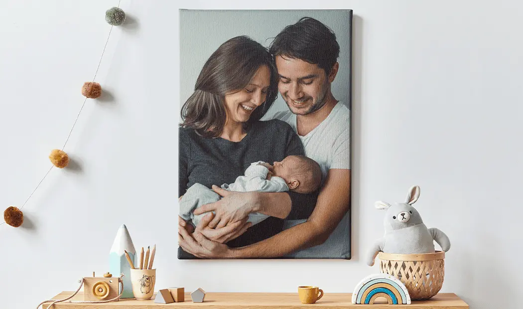 Gepersonaliseerd canvas: een lief gezinsportets met hun pasgeboren baby, perfect voor elke kinderkamer.