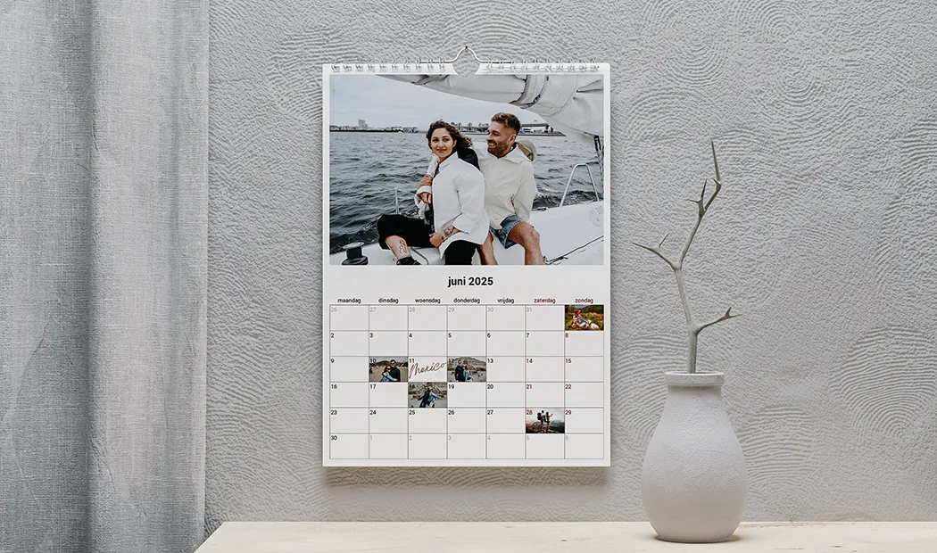 Gepersonaliseerde juni 2025 kalender met foto's van een koppel op een boot en vakantiekiekjes.