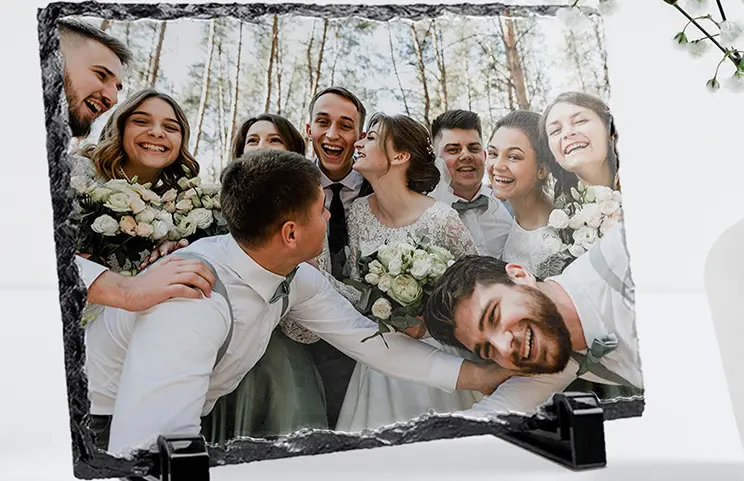 Gepersonaliseerde leistenen fotohouder met bruidspaar en gasten, vrolijk en vol leven.
