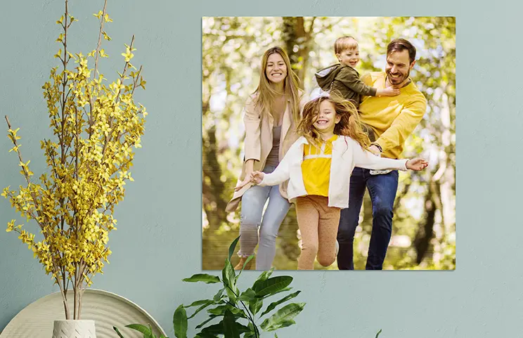 Gelukkig gezin in een gepersonaliseerd canvas: een vrolijke familiefoto in een bosrijke omgeving.