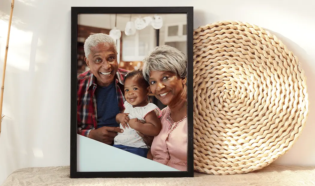 Gepersonaliseerde foto op canvas: blije grootouders met kleinkind, prachtig ingelijst.