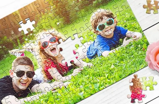 Een gepersonaliseerde puzzel met een vrolijke familiefoto op een zonnig grasveld, perfect voor een uniek cadeau!