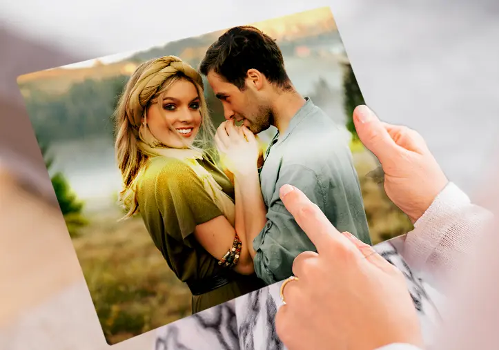 Gepersonaliseerde fotoafdruk: verliefd paar omhelst elkaar in een romantisch buitenlandschap.