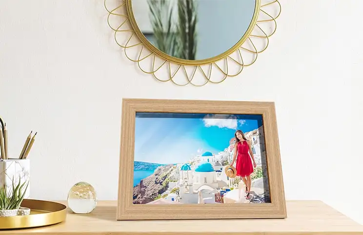 Gepersonaliseerde foto in houten lijst toont vrouw in rode jurk op Grieks eiland, perfect voor jouw unieke herinnering.