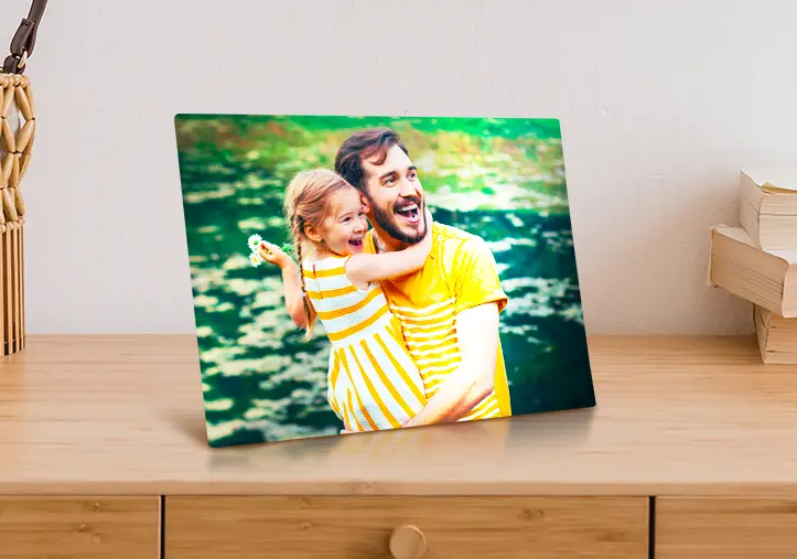 Gepersonaliseerde foto op metaal: lachende vader en dochter, stralend in een zomerse setting.
