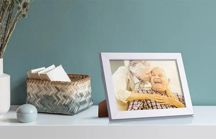 Wit fotolijstje met gepersonaliseerde foto van een lachend oud echtpaar; een uniek cadeau!