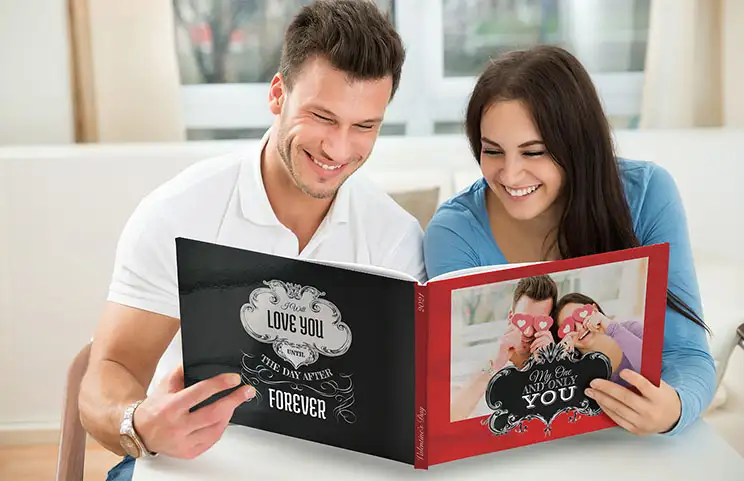 Verliefd stel bekijkt gepersonaliseerd fotoalbum met romantische ontwerpen en persoonlijke foto's.