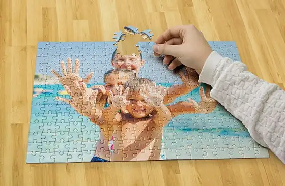 Persoonlijke puzzel met vrolijke kinderen op het strand, bijna voltooid: een uniek cadeau!