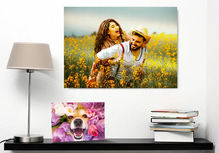 Gelukkig paar in bloeiende weide, gepersonaliseerde foto op canvas & houten blok met vrolijke hond.