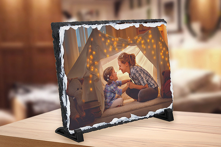 Gepersonaliseerde foto op een unieke leisteen, toont moeder en dochter in een knusse tent met lichtjes.