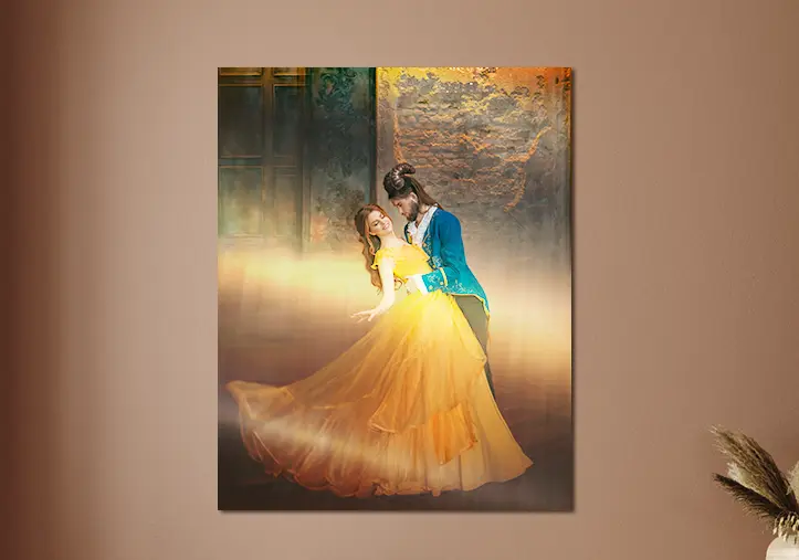 Geef je interieur een persoonlijke touch met deze gepersonaliseerde Belle en het Beest-print: een romantische dans in een sprookjesachtige setting.
