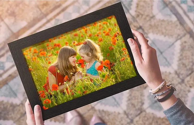 Een gepersonaliseerde fotolijst toont een moeder en dochter tussen klaprozen; een uniek, dierbaar aandenken.