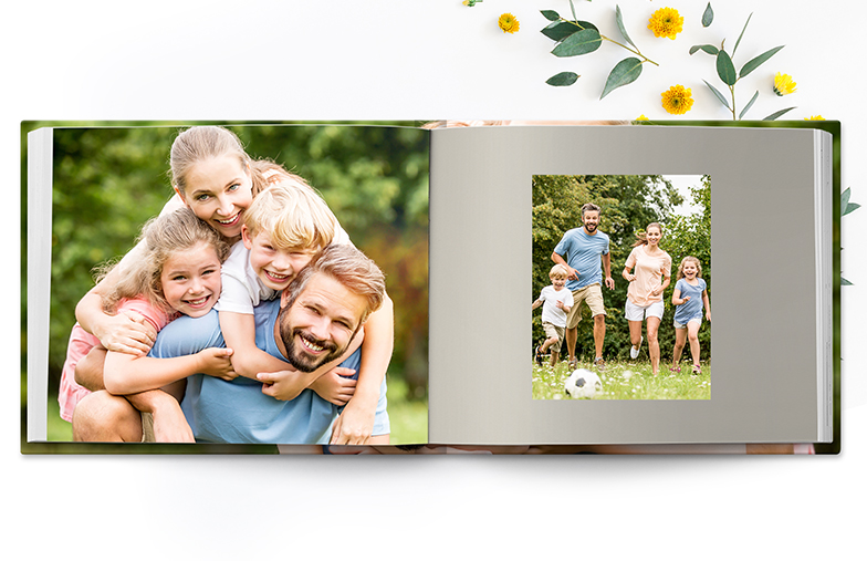 Geopend fotoalbum met gepersonaliseerde familiefoto's: blije kinderen op papa's rug & gezin dat samen speelt.