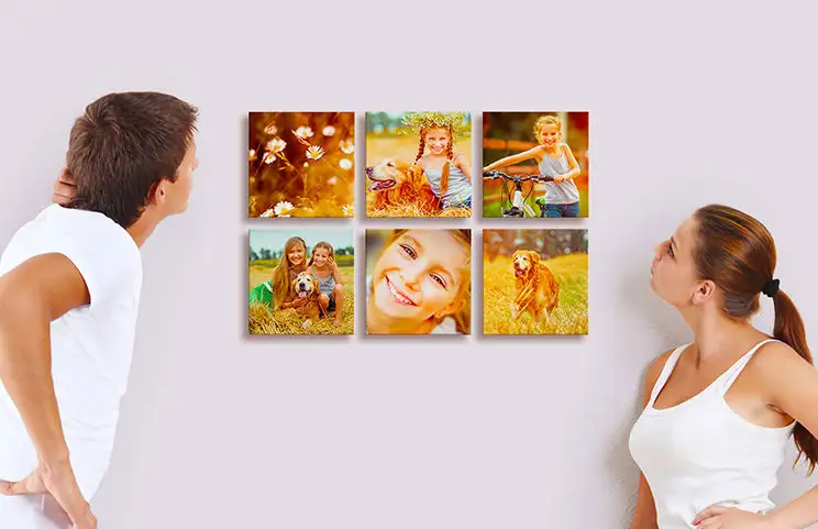 Een gepersonaliseerde fotocollage: zes canvas prints met vrolijke kinderfoto's en hond, aan de muur bewonderd.