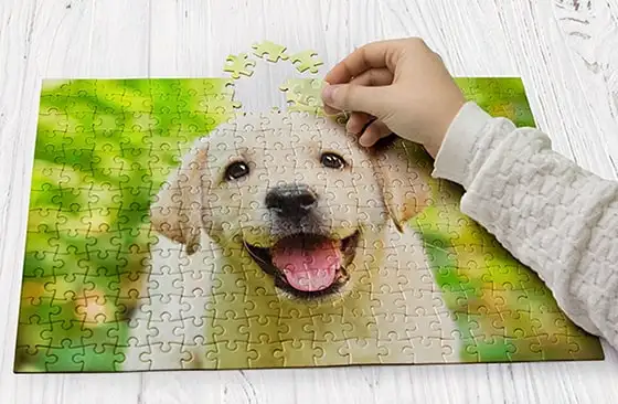 Geef je puzzelplezier een persoonlijke touch met deze schattige, gepersonaliseerde puzzel van een lachende labrador puppy.