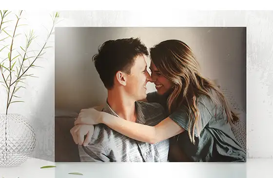 Gepersonaliseerde fotoprint: een liefdespaar omhelst elkaar innig.